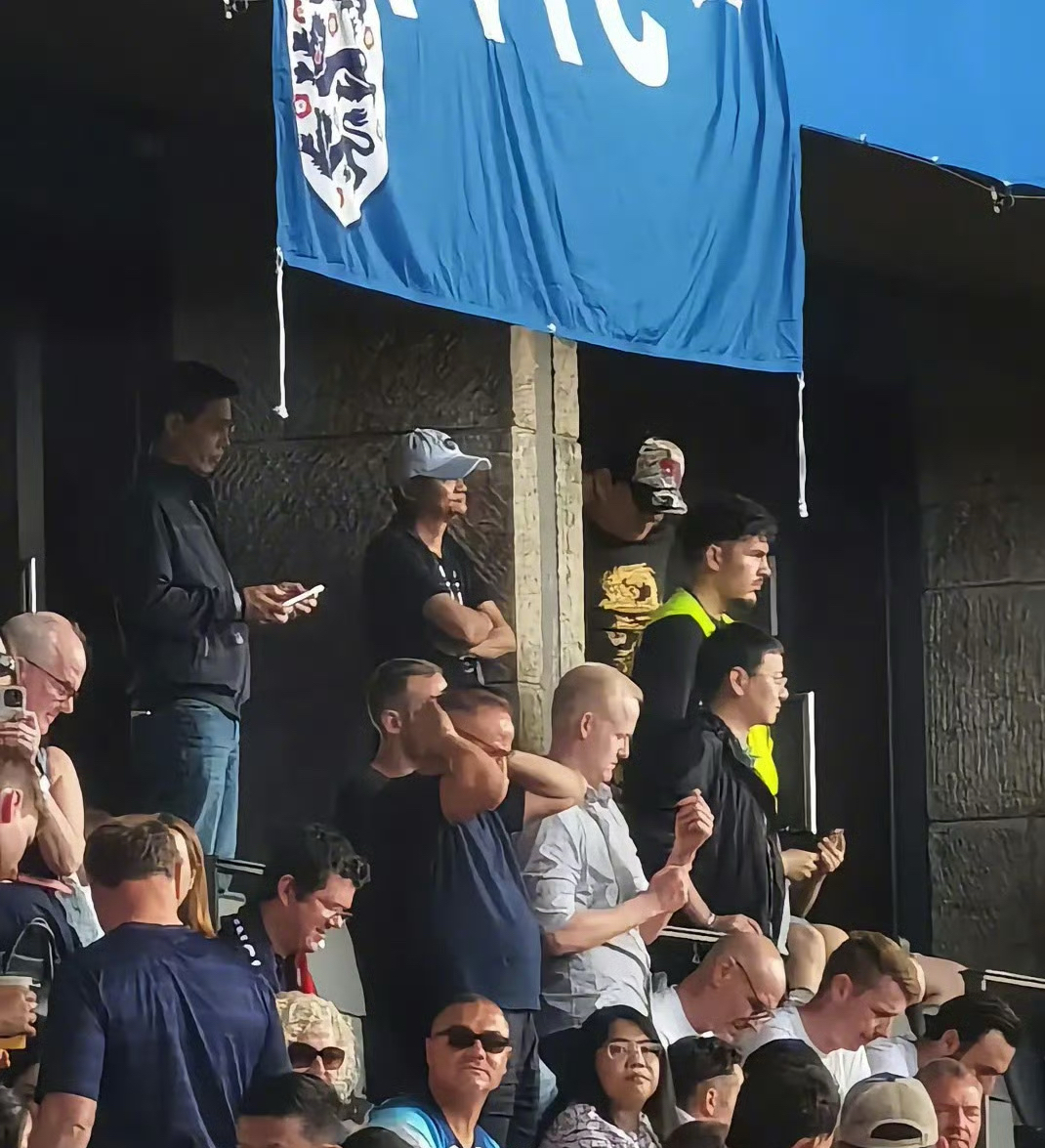 包含西班牙联赛中球员身陷传闻丑闻，赛场情绪受影响的词条