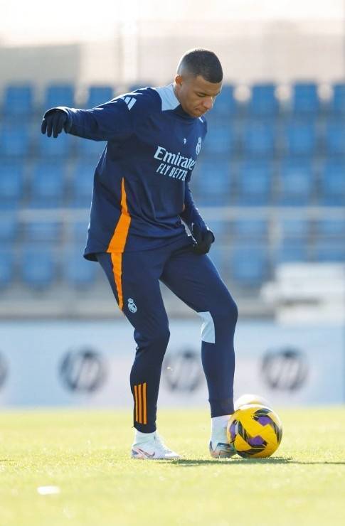 爱游戏app-球队在训练中打磨技术，为下场比赛做准备