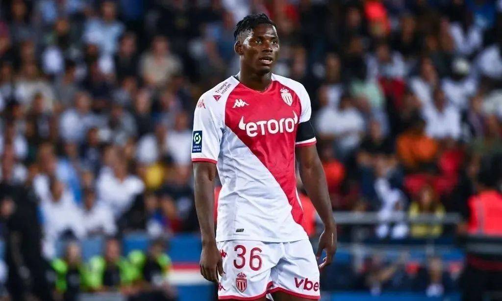 摩纳哥逆转取胜，赛后球员沸腾欢庆