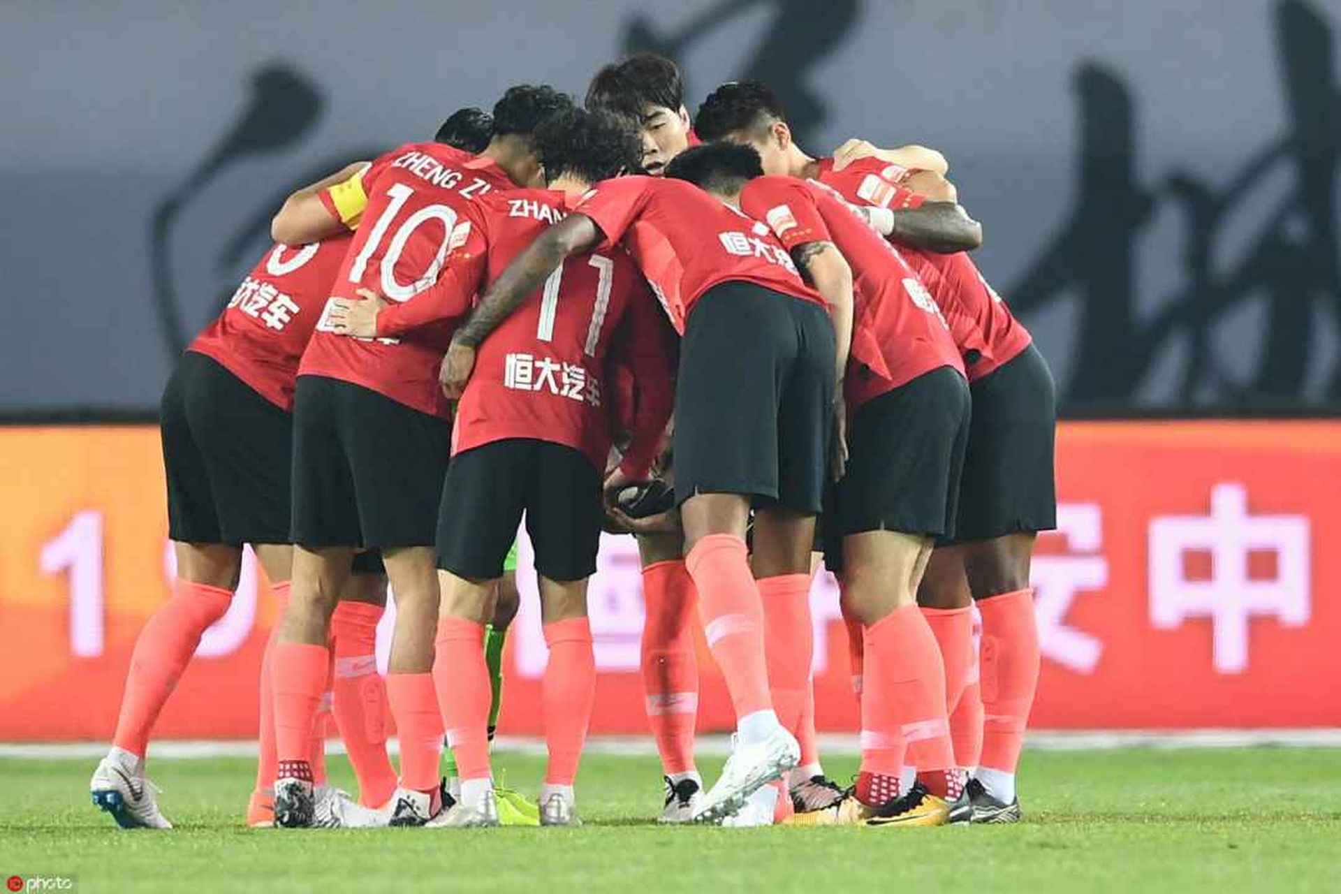 爱游戏官网-上海上港客场对阵广州恒大，取得比胜利