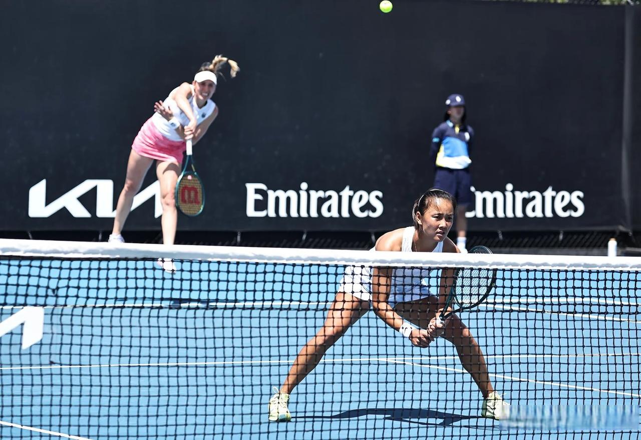 包含激情四射！网球赛事中选手们技压对手，夺冠在望的词条