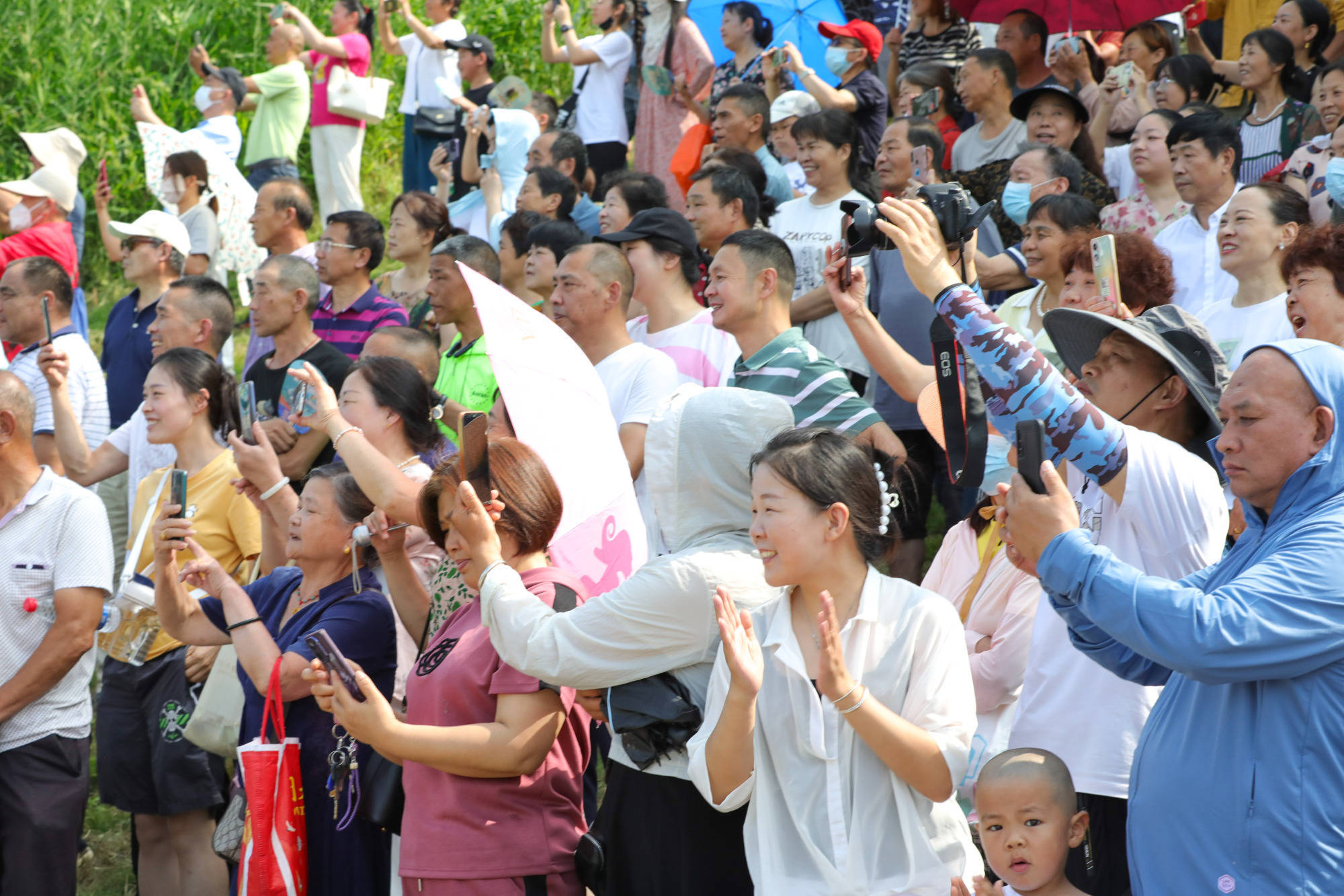 爱游戏官网网页版入口-现场观众欢呼声不断，比赛气氛热烈