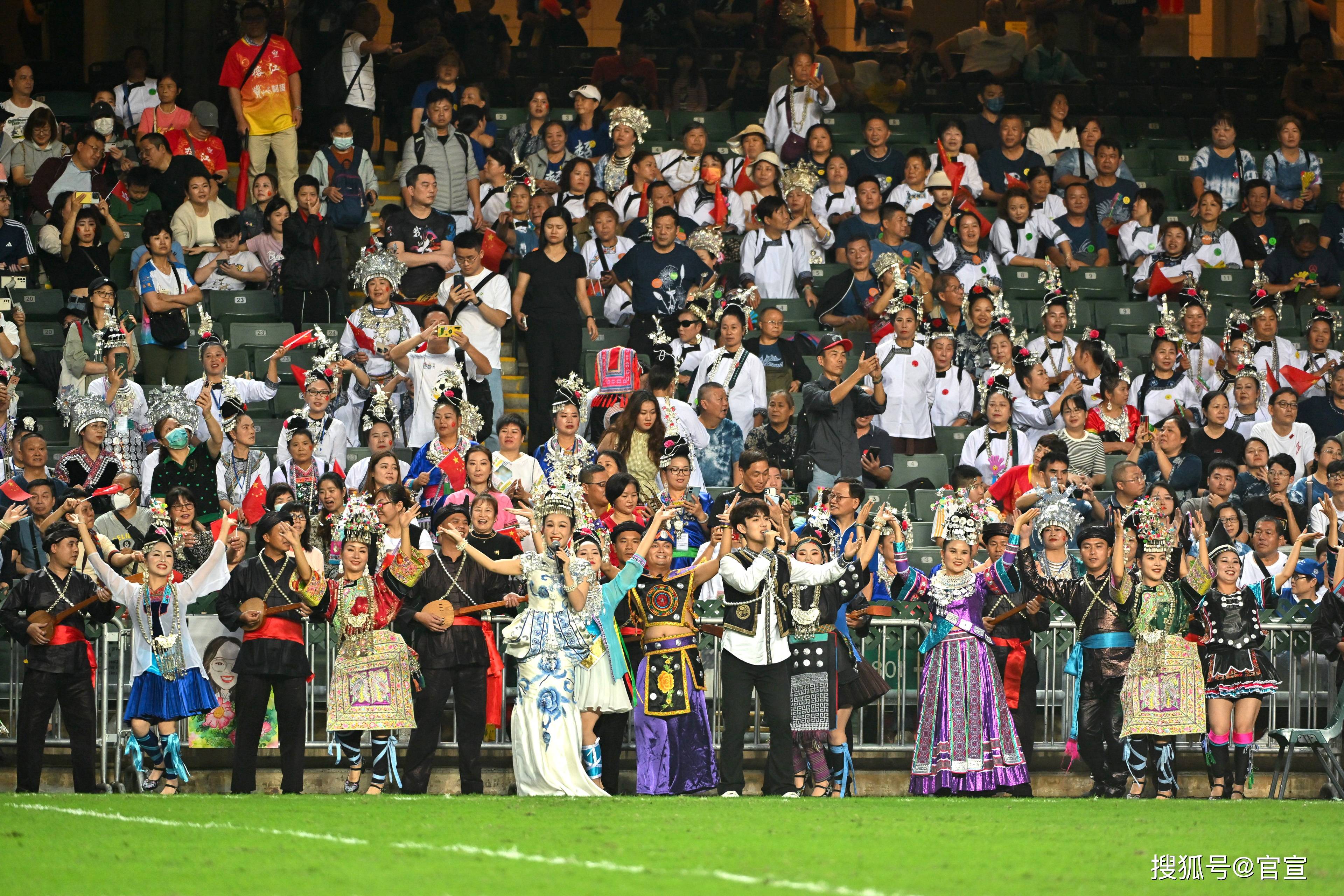 现场观众欢呼声不断，比赛气氛热烈