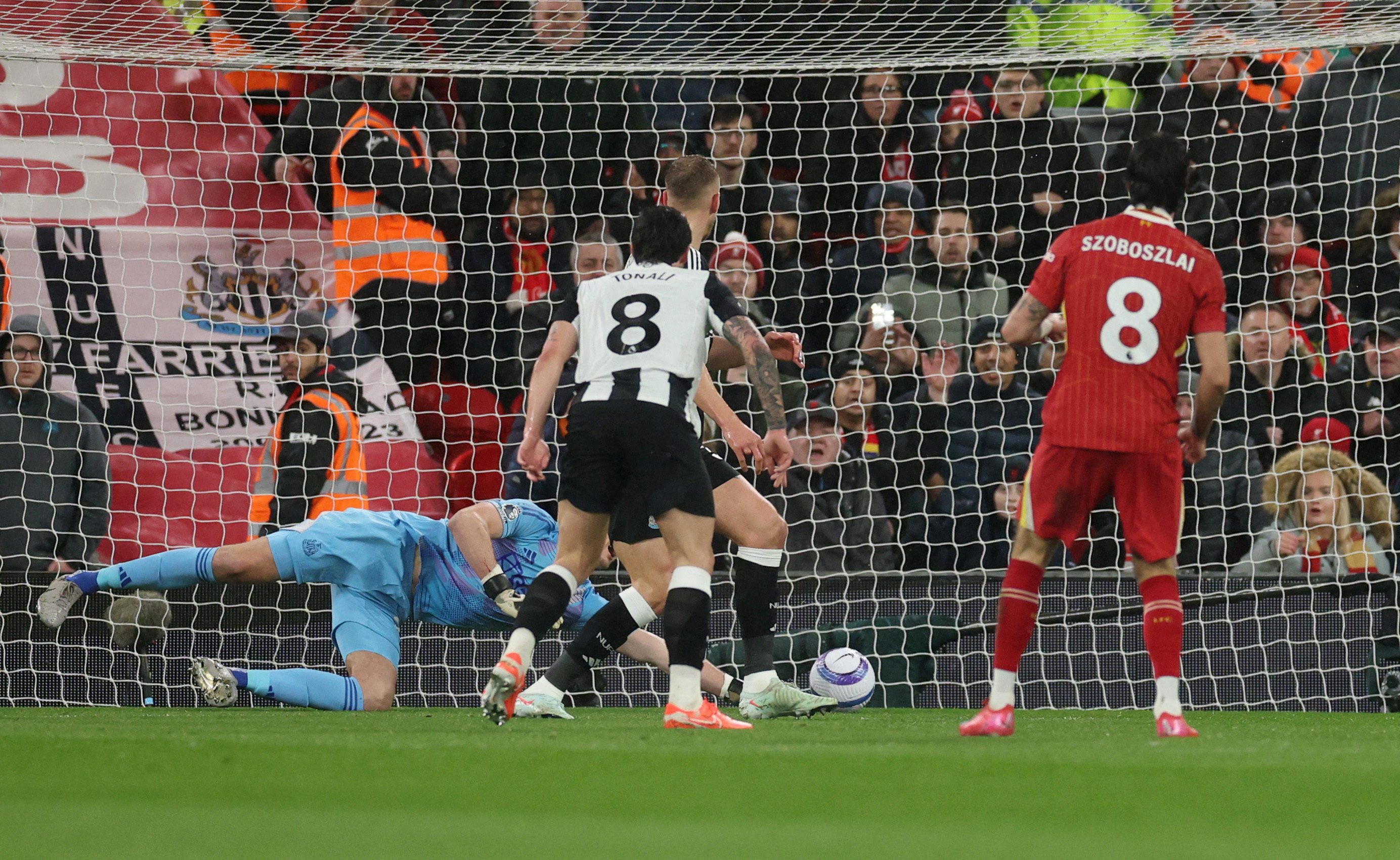 利物浦赢得英超联赛的关键战役！