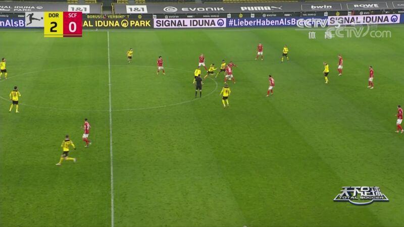 包含多特蒙德客场大胜弗赖堡，守住榜首位置的词条