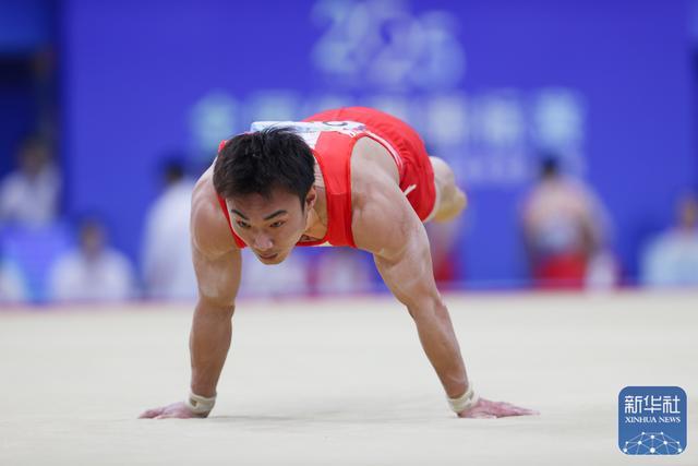 共同进步！体操选手团体比赛中合作愈发默契的简单介绍