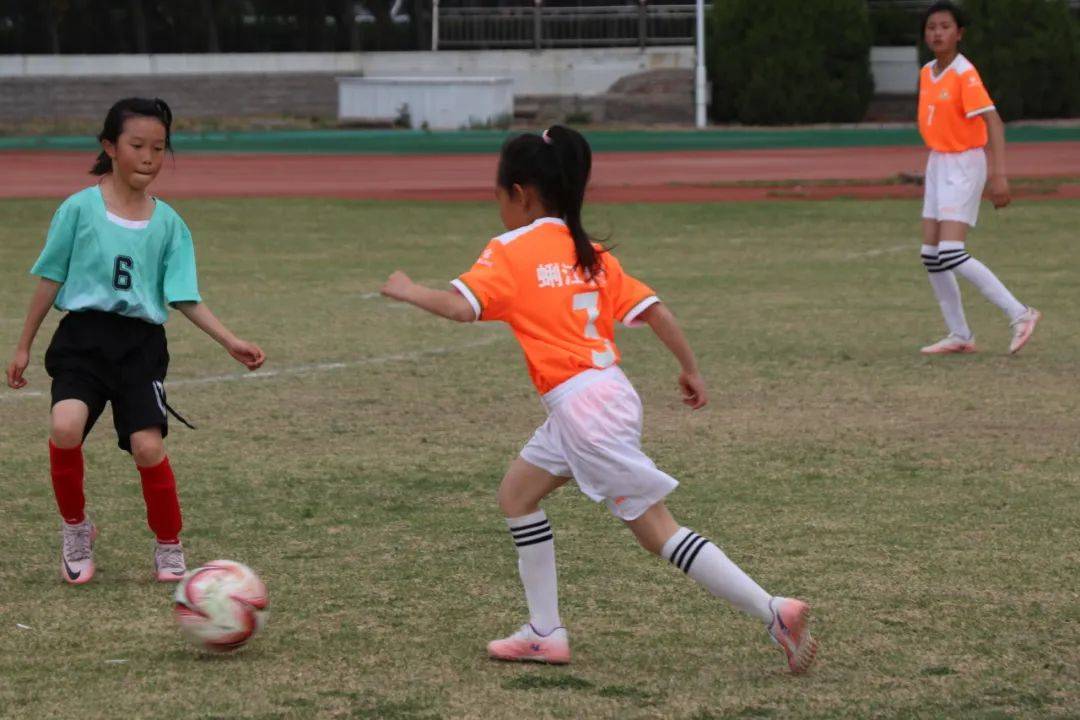 爱游戏官网入口-包含足球球场传佳音，球员姿态英勇奋勇攻楼震憾的词条