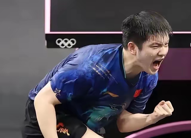 包含足球球场传佳音，球员姿态英勇奋勇攻楼震憾的词条