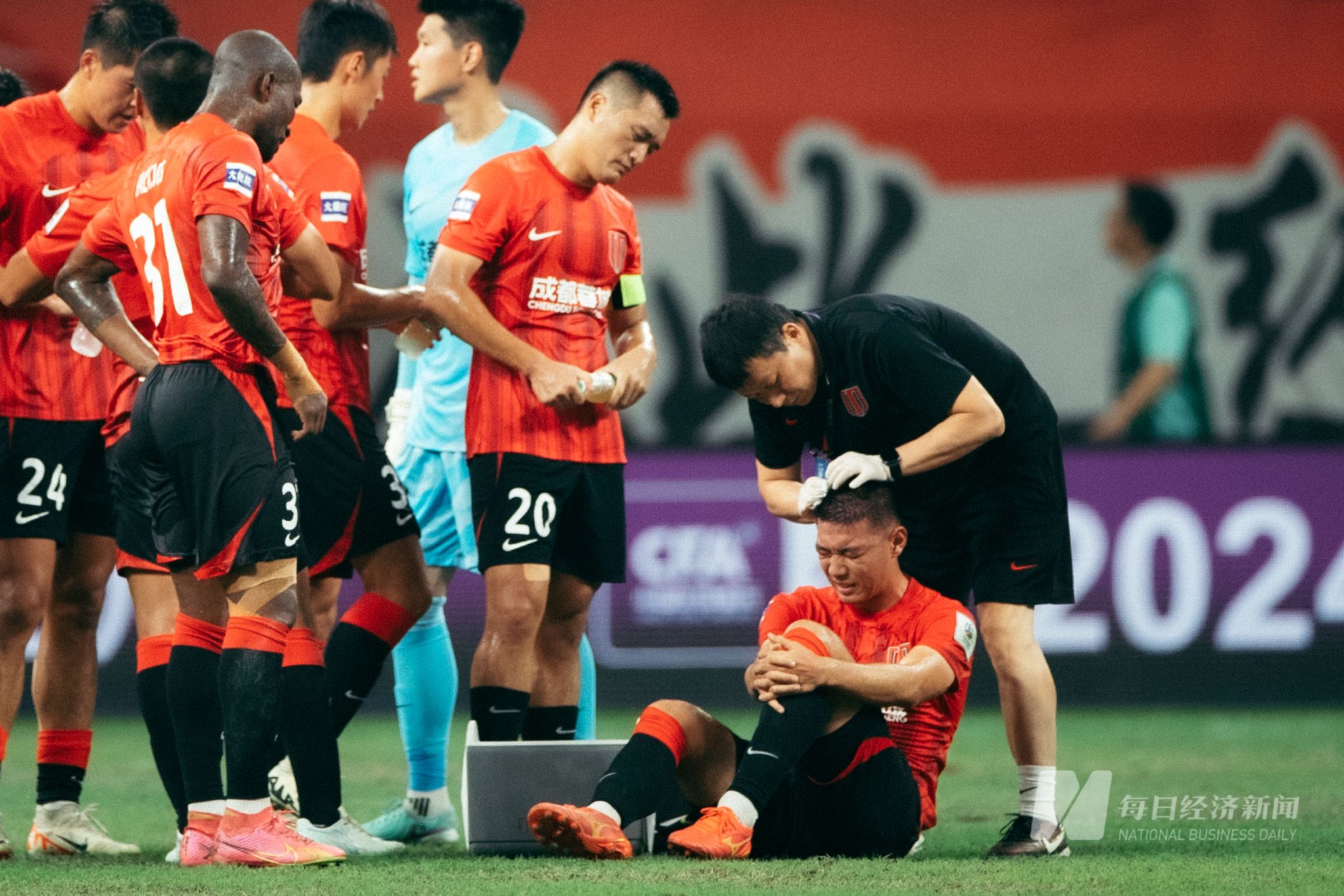 包含球队首发球员遭遇伤病困扰，备战面临挑战的词条