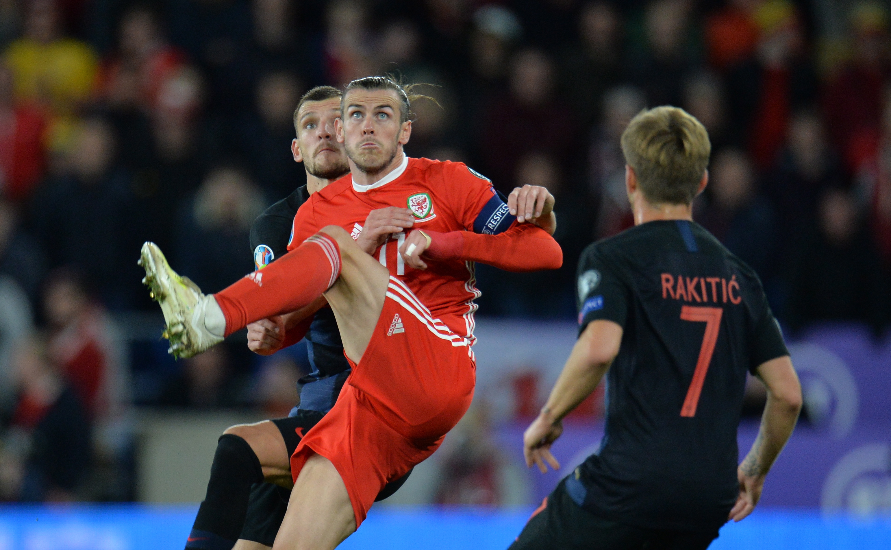 包含威尔士战平保加利亚，小组出线形势不明的词条