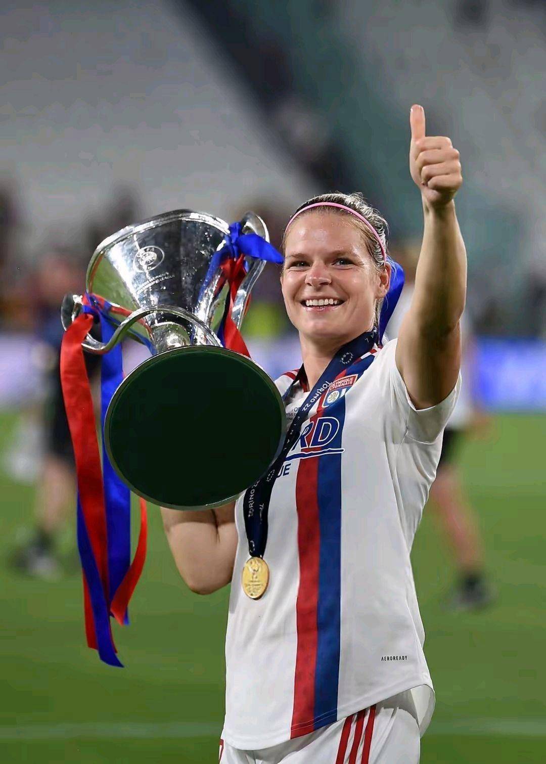 里昂球员在比赛中奉献精彩表现