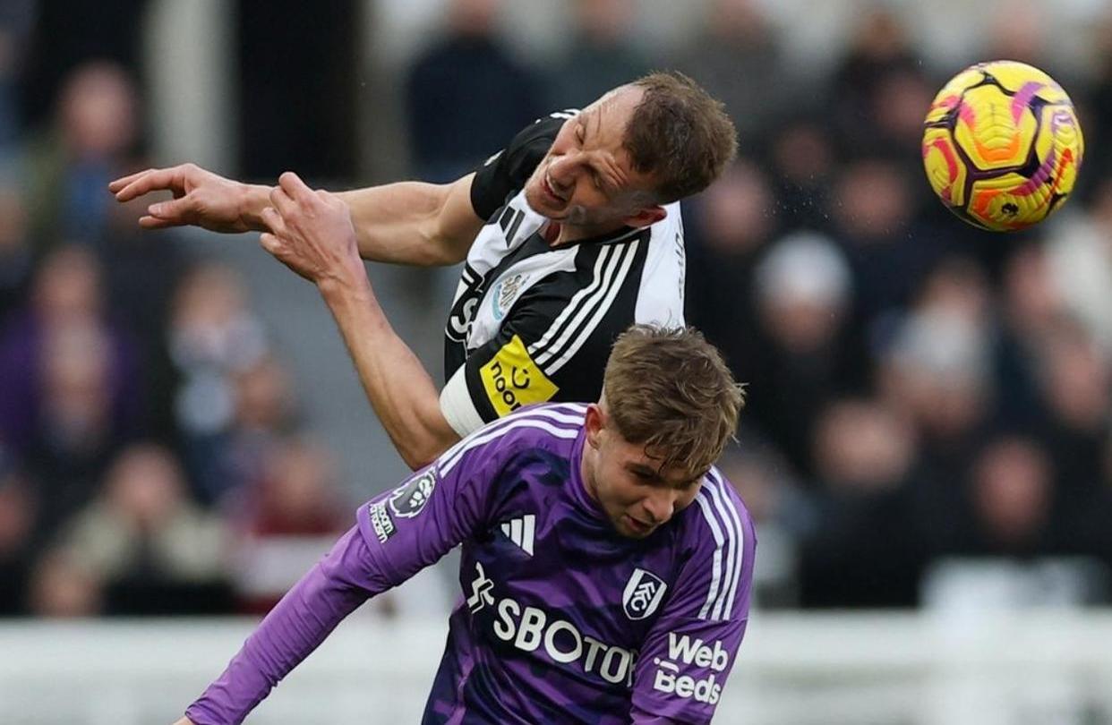 爱游戏app-利兹联惨败曼城，英超格局生变