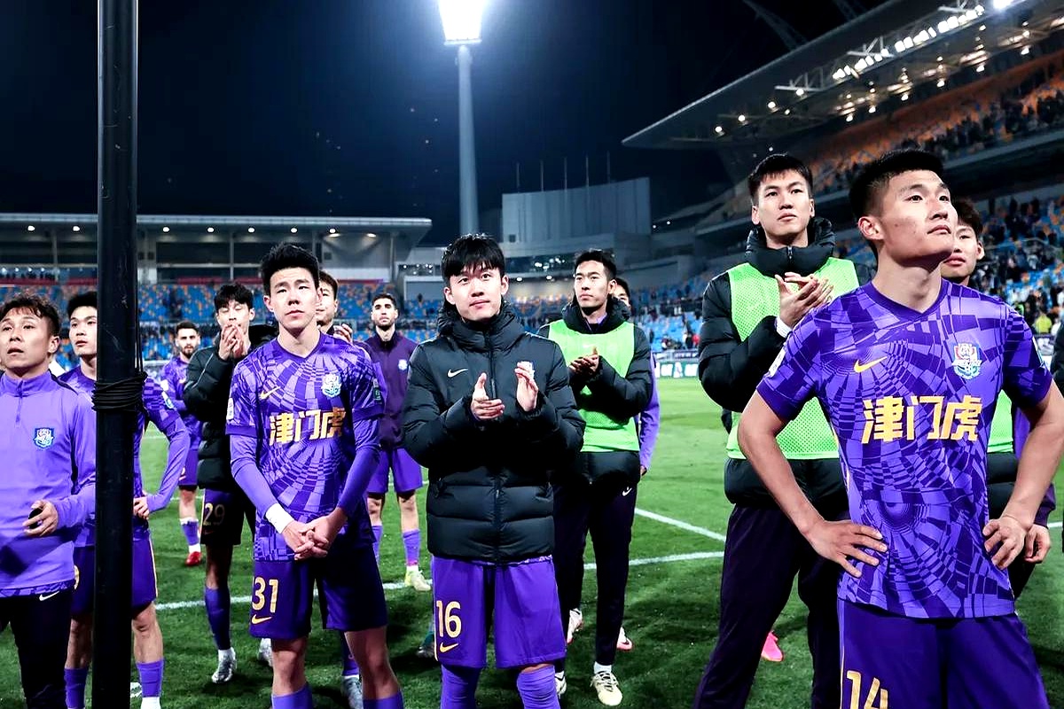 世界级球星在比赛中赢得掌声