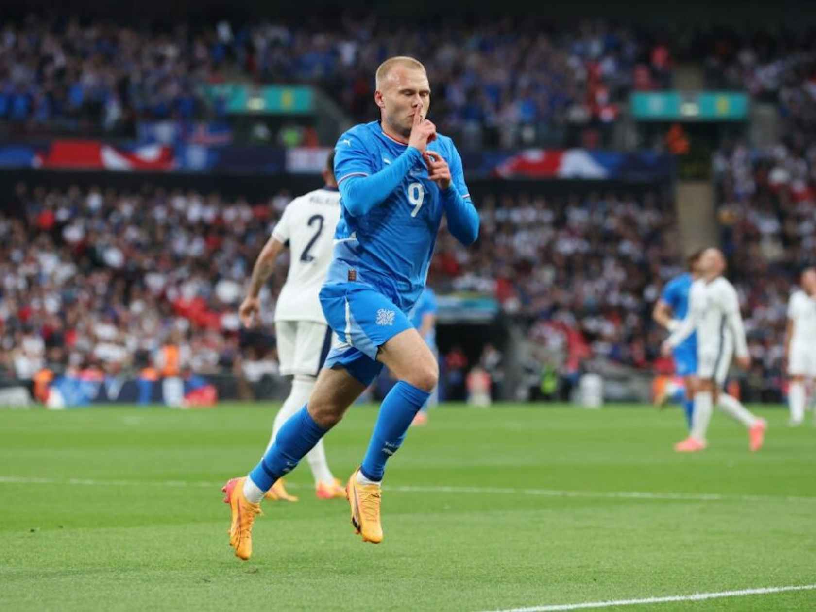 爱游戏登录入口-冰岛客场取胜，历史性挺进欧洲杯淘汰赛！