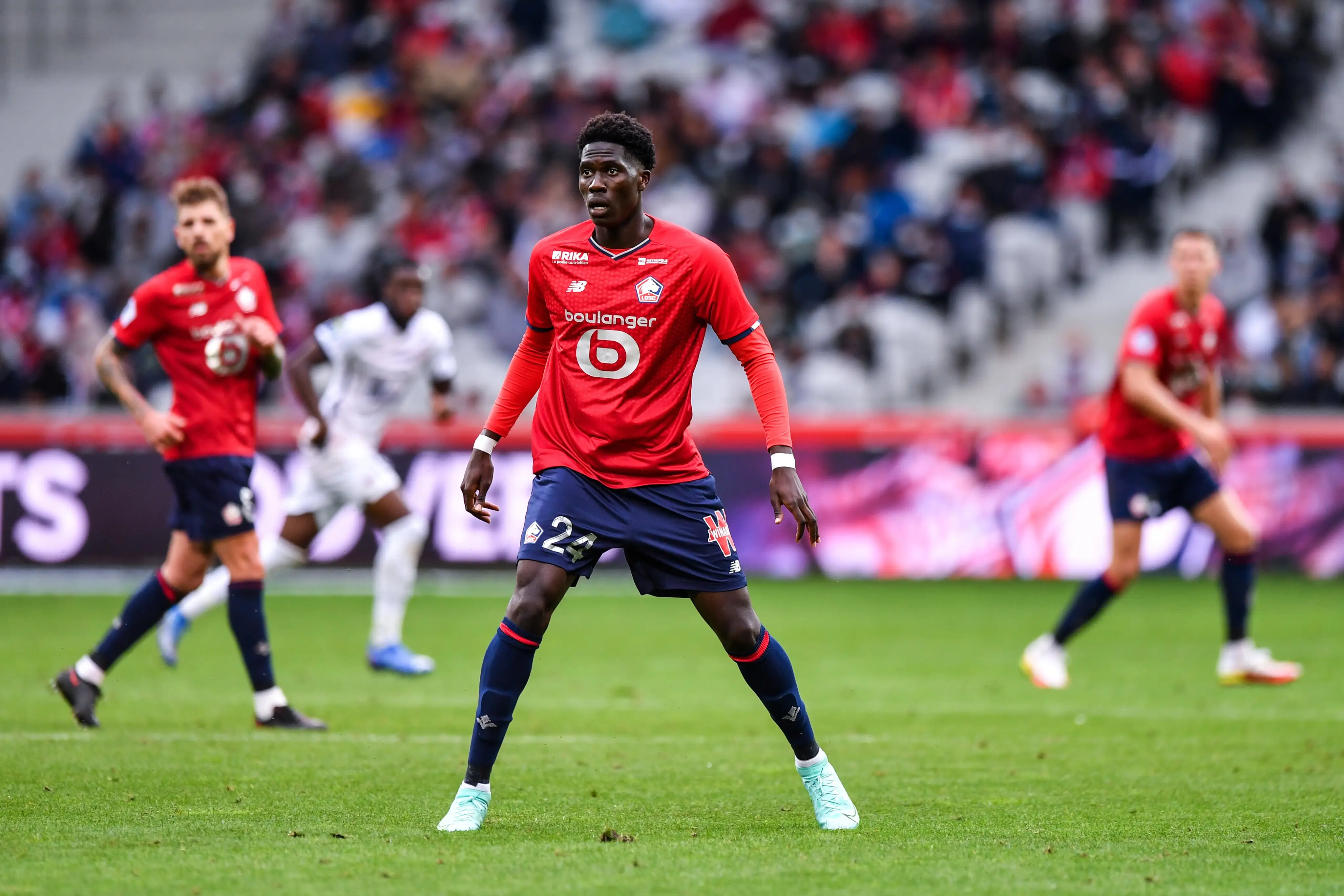 包含里尔客场击败南特，继续领跑法甲积分榜的词条