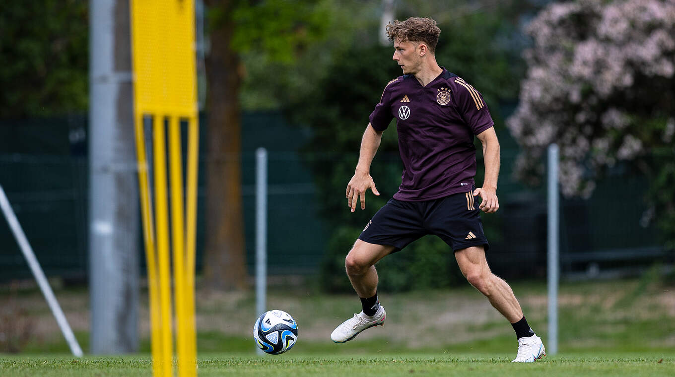 包含德国实力碾压，-大胜罗马尼亚取胜的词条