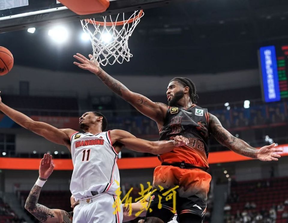 山东男篮凭借团队合作赢得比赛