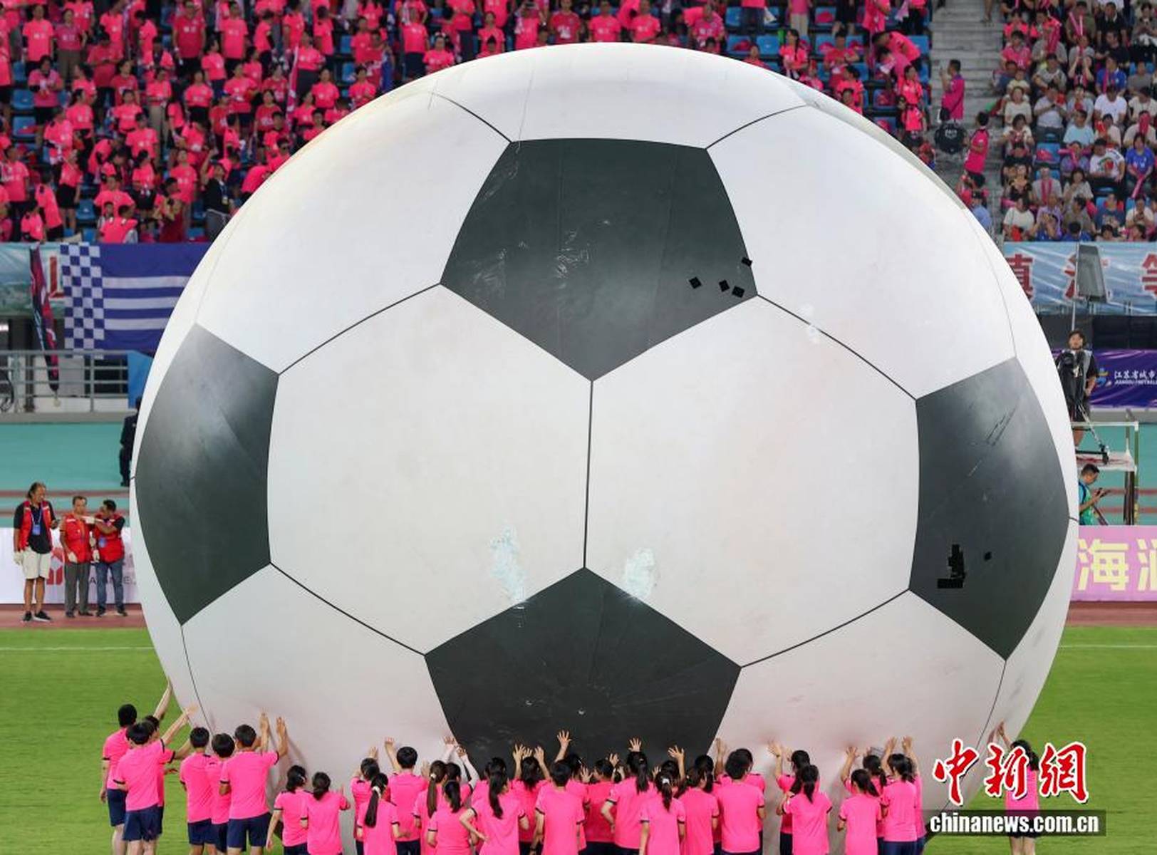 比赛精彩纷呈，球迷沸腾欢呼的简单介绍